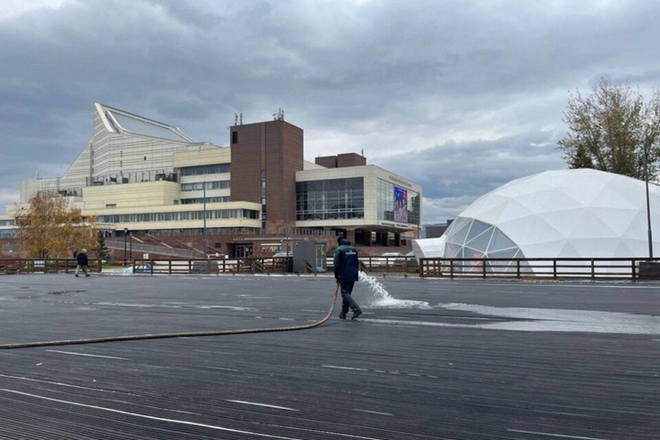     В Красноярске на площади Мира начали заливать каток. Фото: Красгоспарк