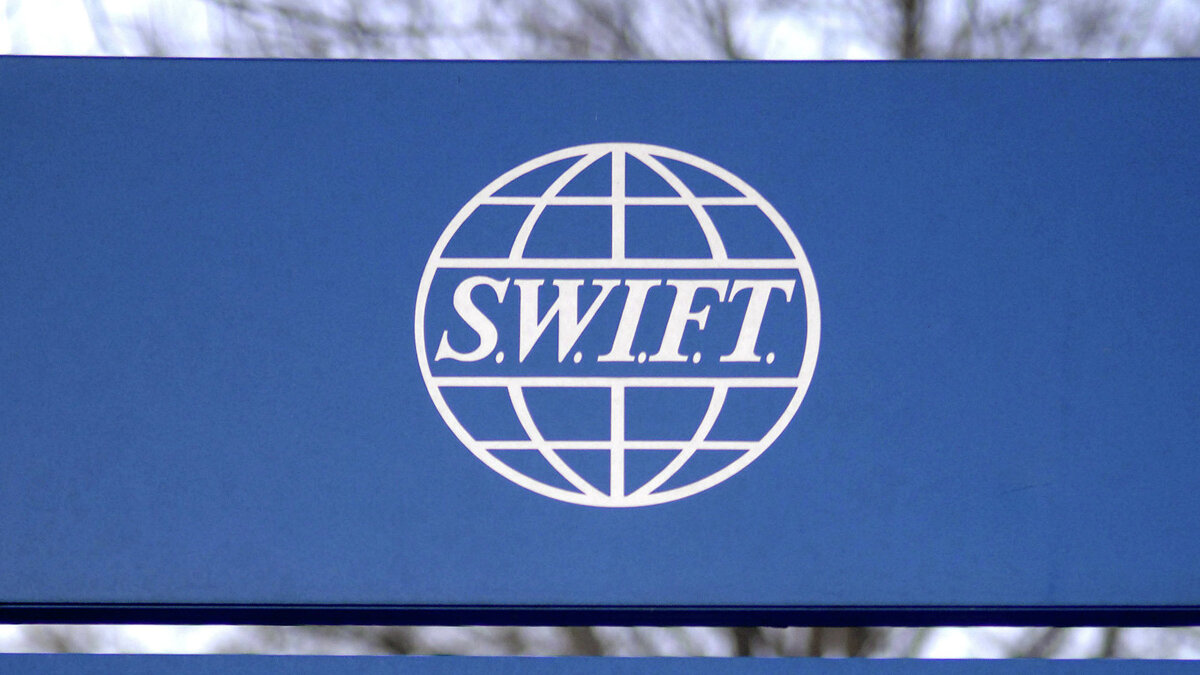    " SWIFT — система передачи финансовых данных© AP / GEERT VANDEN WIJNGAERT