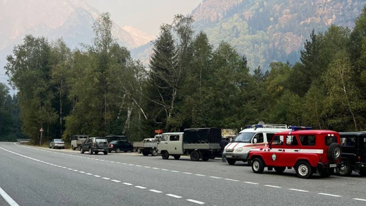     К тушению природного пожара в Карачаево-Черкессии привлечены силы МЧС.