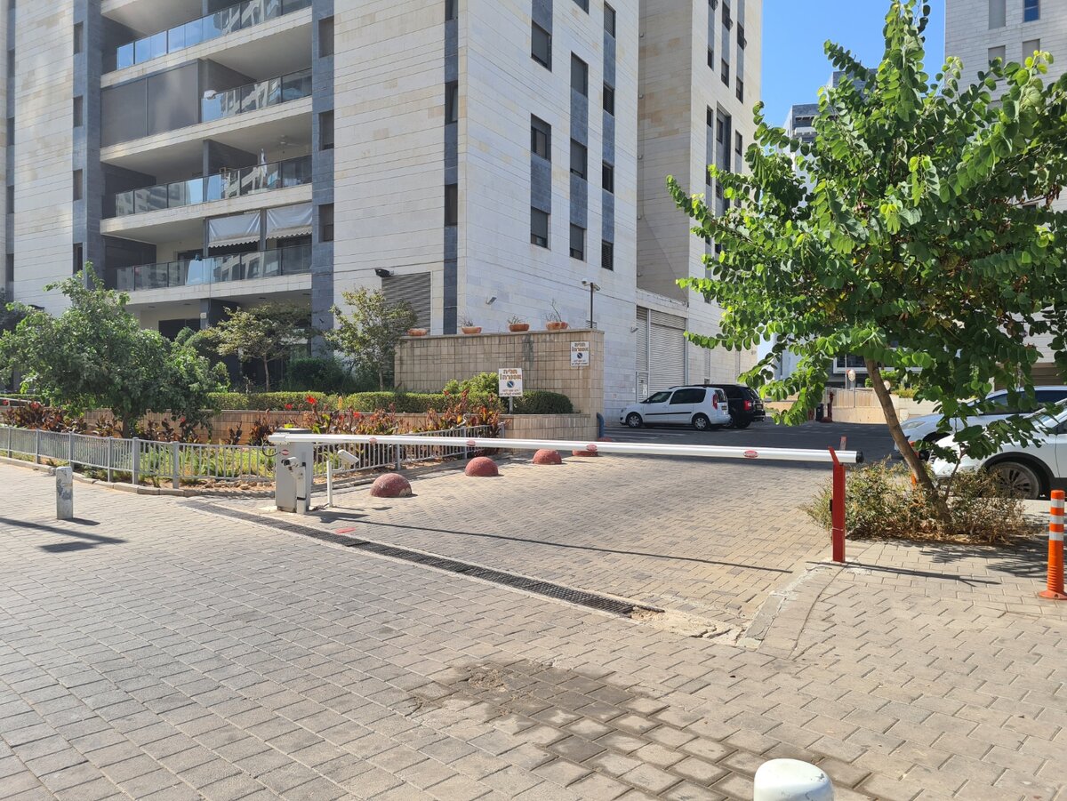 Шлагбаум на въезде. Открывается только через аппликацию в телефоне.