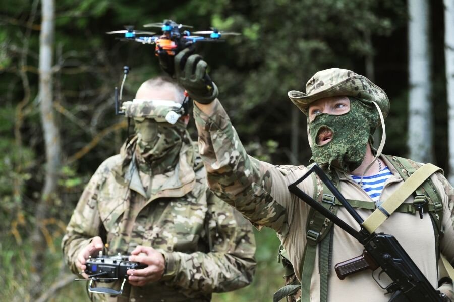    Военнослужащие ВС РФ проводят летные испытания FPV-квадрокоптеров © Алексей Сухоруков/РИА Новости