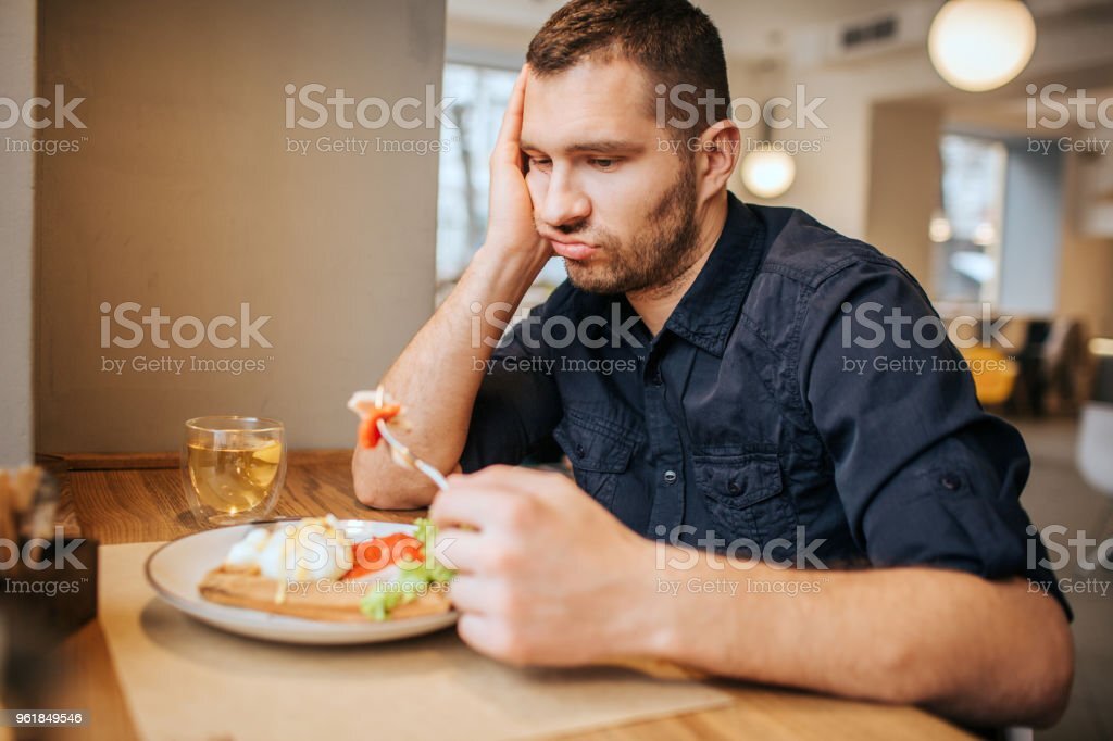 https://www.istockphoto.com/ru/%D1%84%D0%BE%D1%82%D0%BE/%D1%81%D0%BA%D1%83%D1%87%D0%BD%D1%8B%D0%B9-%D0%B8-%D0%B3%D1%80%D1%83%D1%81%D1%82%D0%BD%D1%8B%D0%B9-%D0%BC%D1%83%D0%B6%D1%87%D0%B8%D0%BD%D0%B0-%D1%81%D0%B8%D0%B4%D0%B8%D1%82-%D0%B7%D0%B0-%D1%81%D1%82%D0%BE%D0%BB%D0%BE%D0%BC-%D0%B8-%D0%BA%D0%B0%D1%84%D0%B5-%D0%BE%D0%BD-%D0%B4%D0%B5%D1%80%D0%B6%D0%B8%D1%82-%D0%BA%D1%83%D1%81%D0%BE%D0%BA-%D0%BE%D0%B2%D0%BE%D1%89%D0%B0-%D0%BD%D0%B0-%D0%B2%D0%B8%D0%BB%D0%BA%D0%B5-gm961849546-262669254