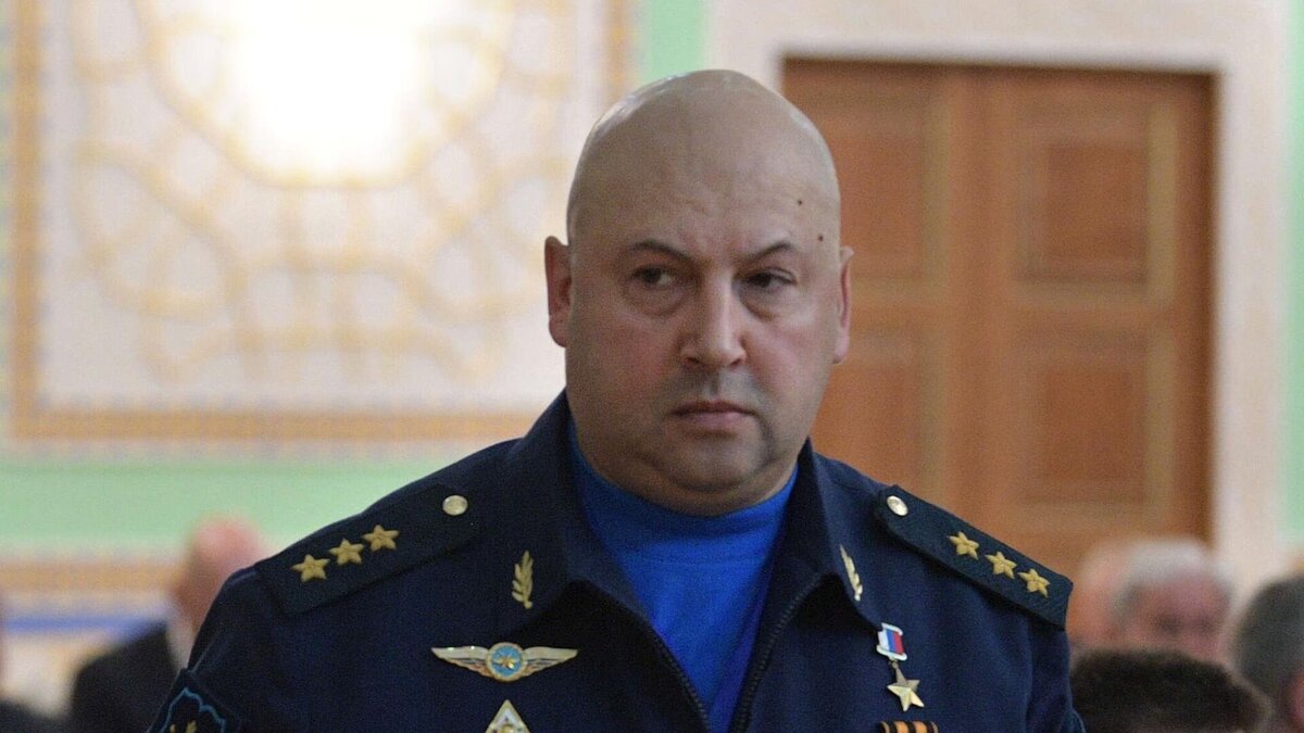 Суровикин последние новости 2023 где сейчас. Суровикин Сергей Владимирович ВКС. Командующий ВКС Суровикин. Командующий ВКС Суровикин Сергей Владимирович. Сергей скровкин генерал.