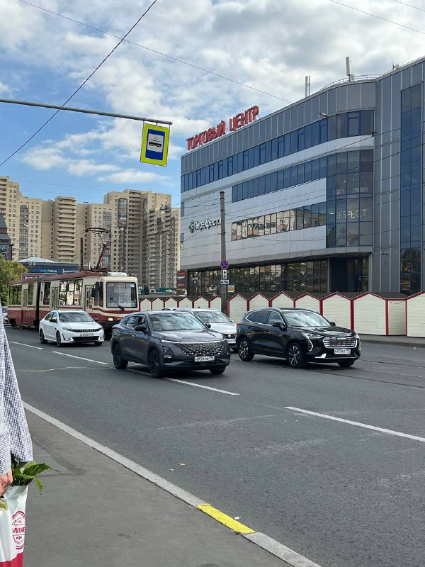 Трамвай стоит в пробке