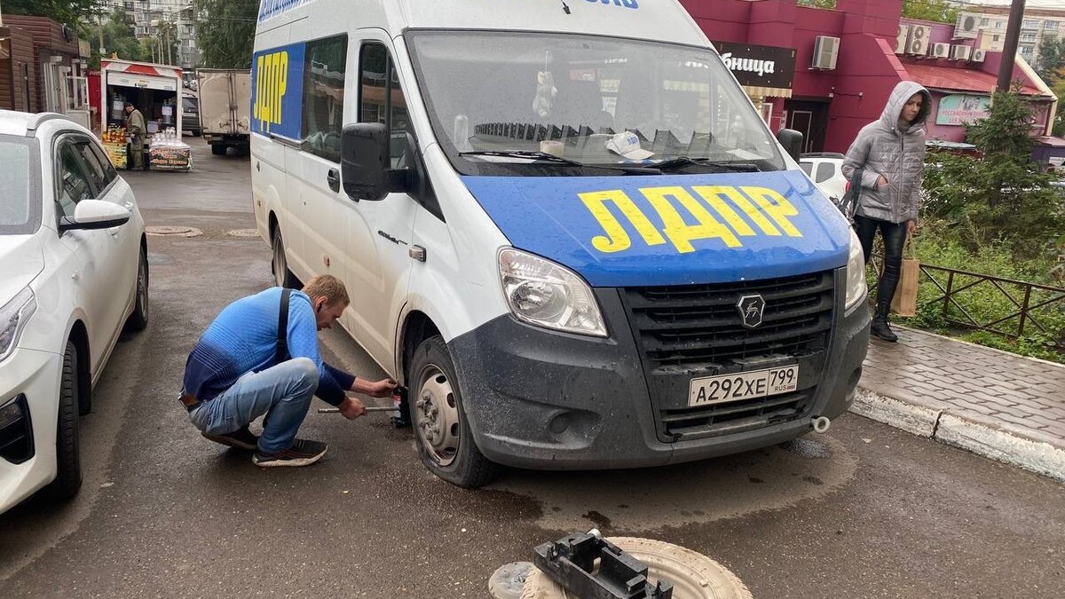     В Красноярске трое парней проткнули колеса газели партии ЛДПР в дни выборов.