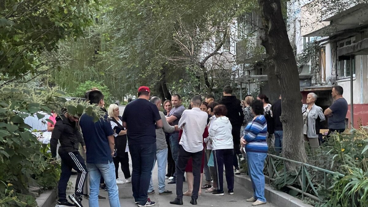     Житель Владивостока обнаружил странное явление во дворе одного из домов во Владивостоке. Сначала он решил, что случился пожар или некое ЧП — но оказалось, что всё куда прозаичнее.