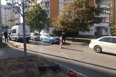    Водитель автомобиля «Фольксваген» ехал по дворовому проезду улицы Привольная и при выезде со двора сбил 11-летнего мальчика на электросамокате ©Telegram-канал "Москва с огоньком"