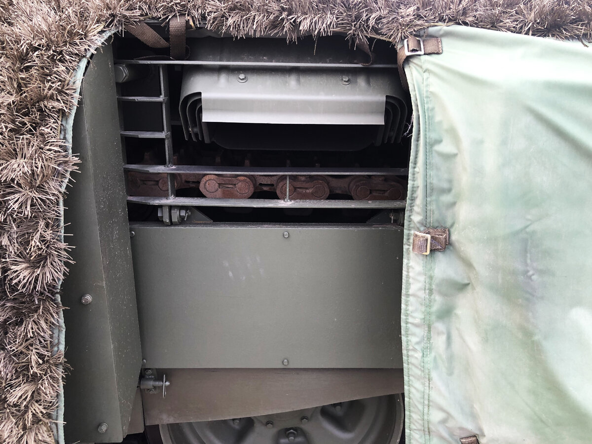 Под выпускным патрубком двигателя В-92С2Ф видна секция бортового экрана с наружней бронепластиной , за которой размещаются ЭДЗ.