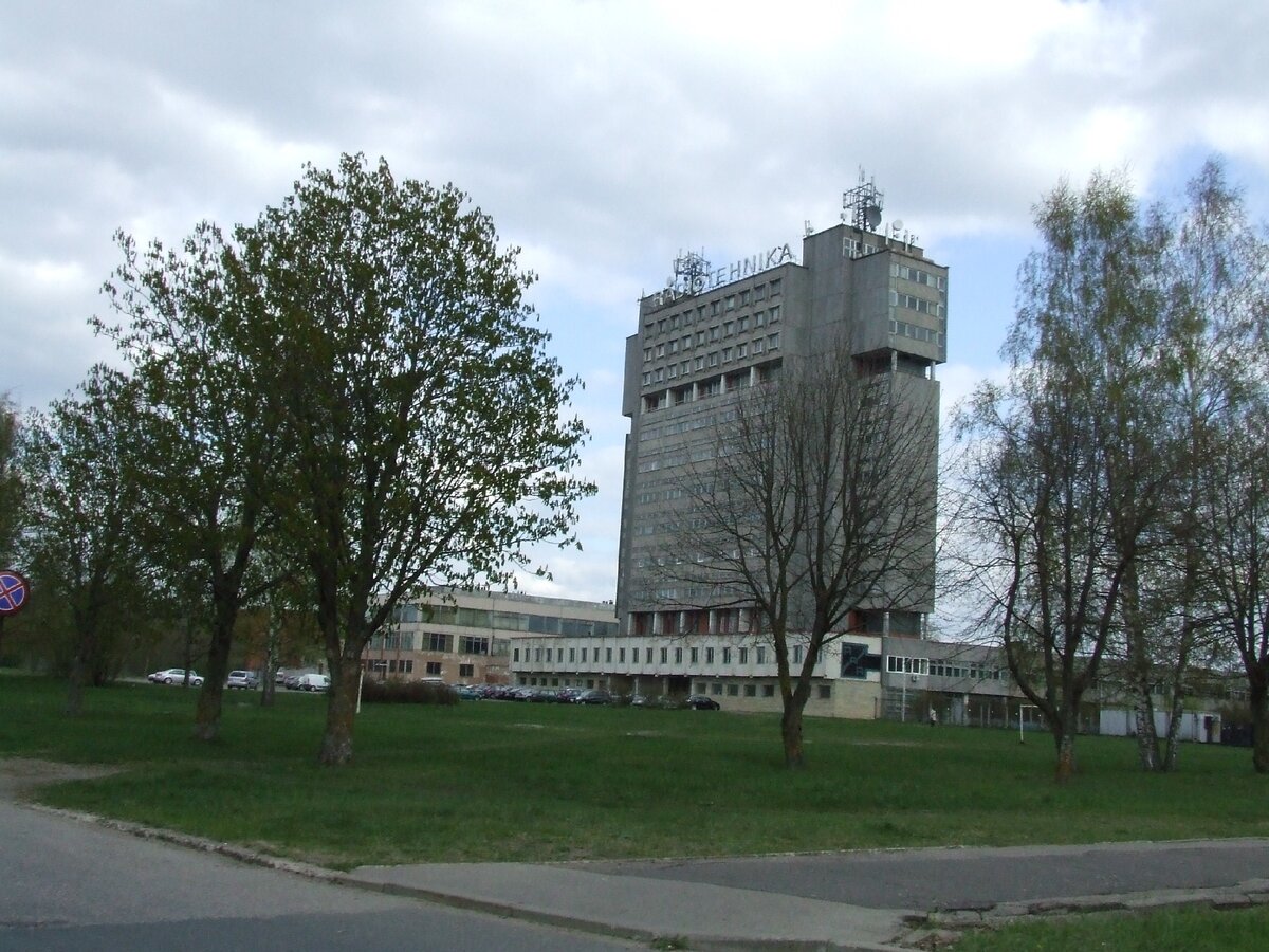 Бывшая знаменитое рижское предприятие Radiotehnika RRR. Его продукция была известна по всему СССР и за его пределами. Фото автора