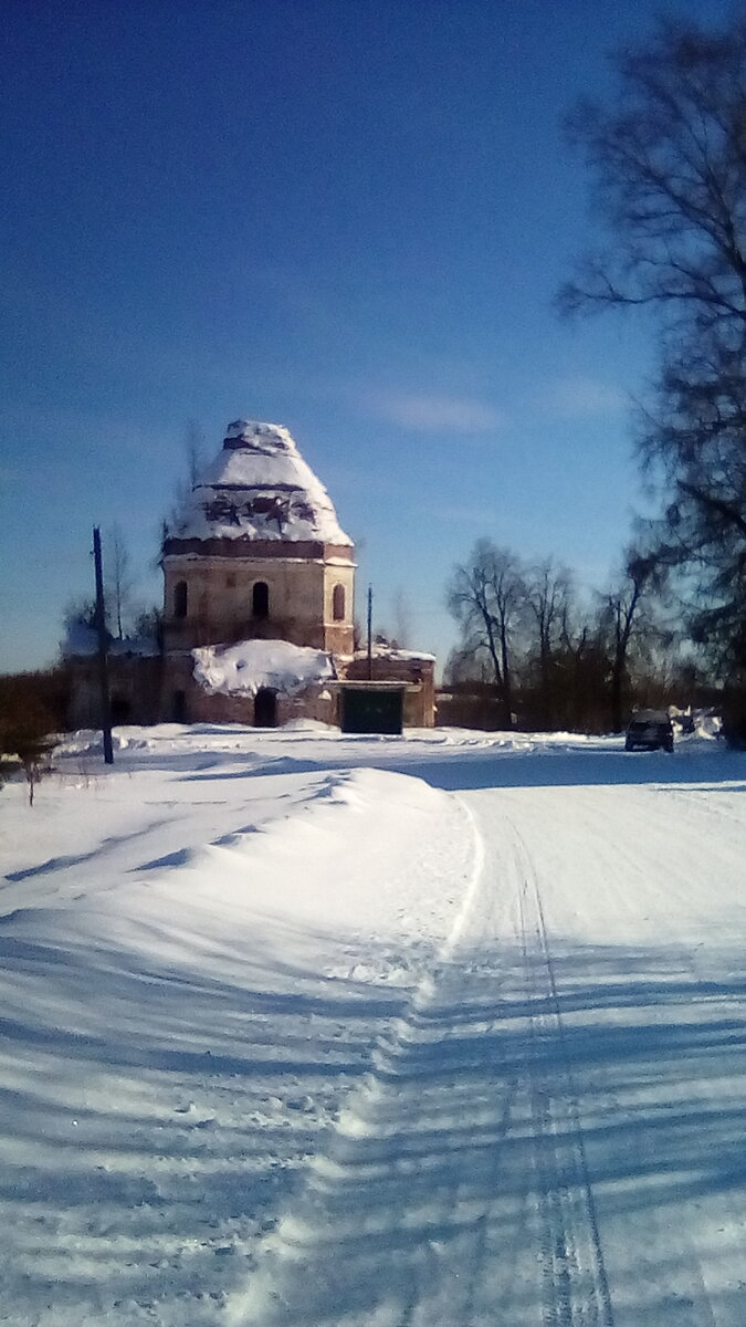 Та же церковь зимой и дорога из Рамешек