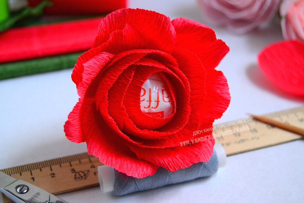 ПРОСТЫЕ розы из гофрированной бумаги / 8 МАРТА / DIY Rose of corrugated paper