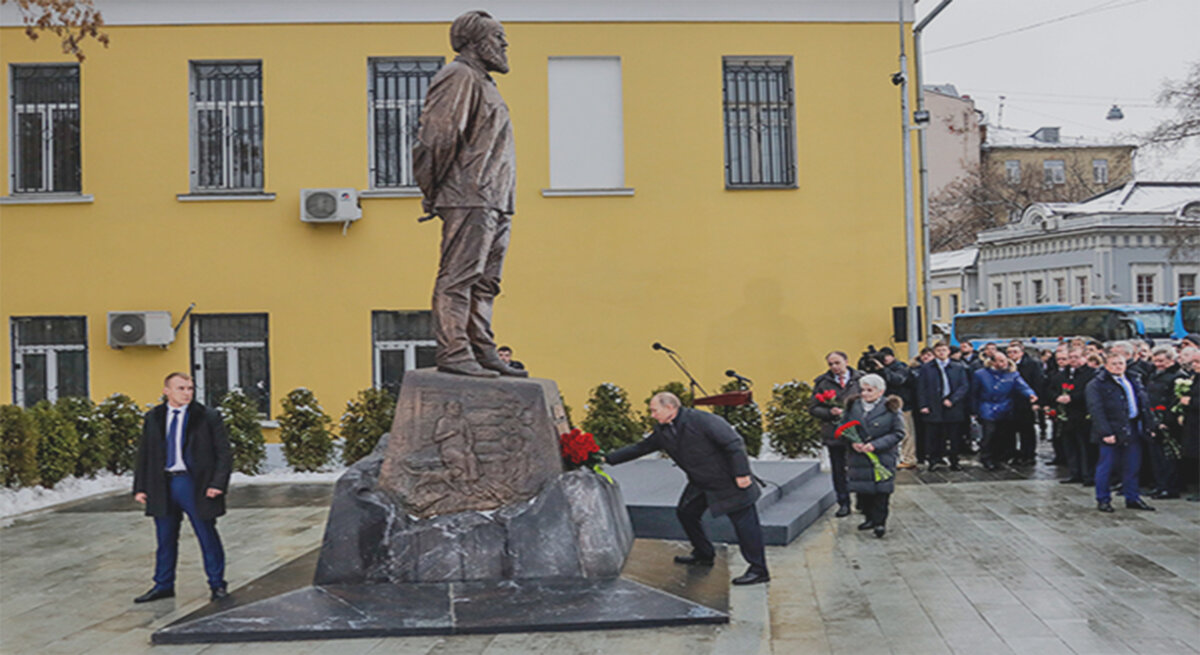 Путин открывает памятник Солженицыну