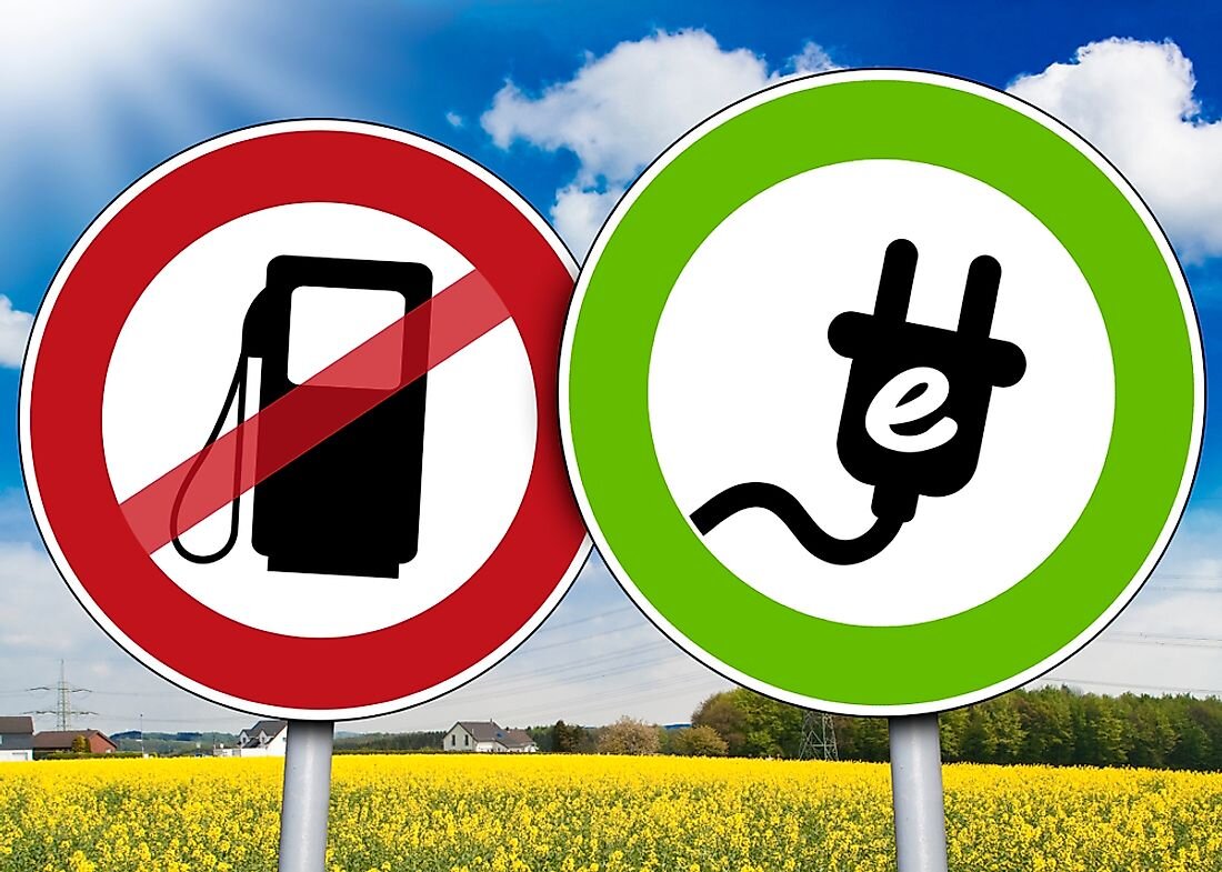 Жёлтое поле, голубое небо, солнышко и зелень леса — красота!