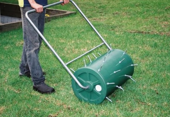 Аэрирование газона валиком. Фото: http://obrawa.ru/