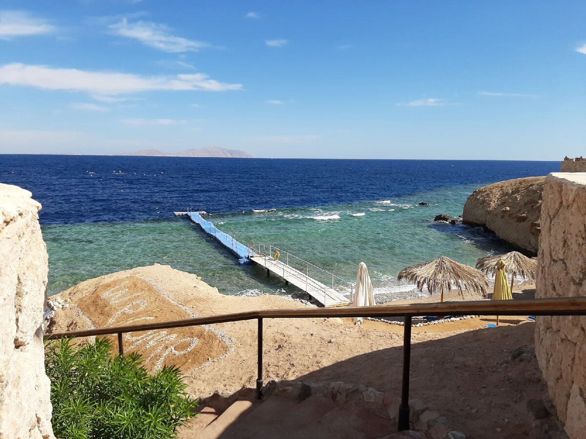 Вид на пляж и пластиковый понтон