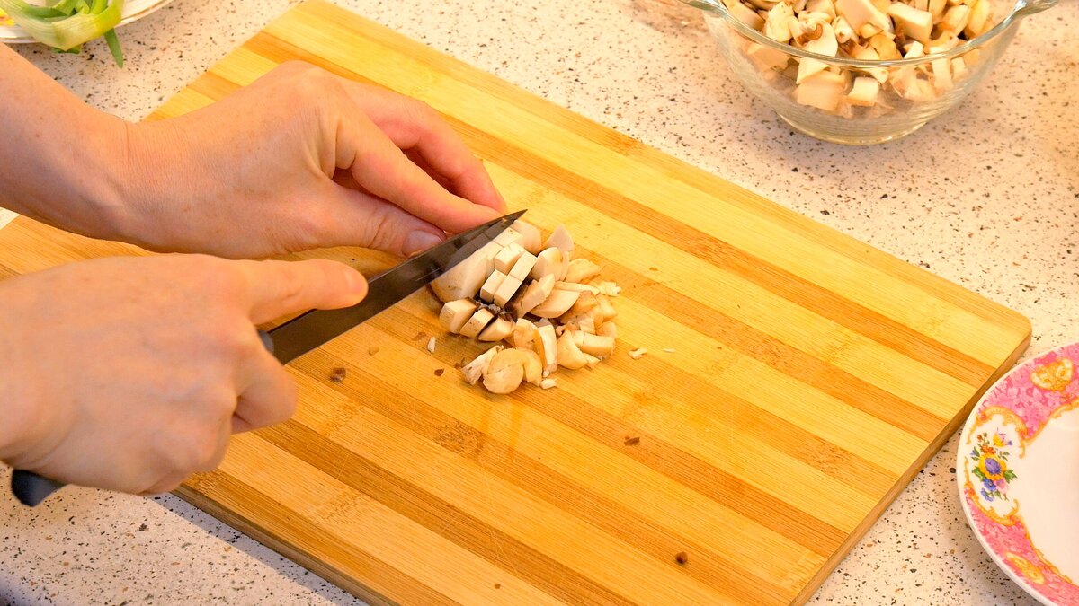 Приготовление начинаем с начинки. Она может быть любая - на ваш вкус. Например, такая :) Несколько шампиньонов (у меня 5 штук) нарезаем мелко.