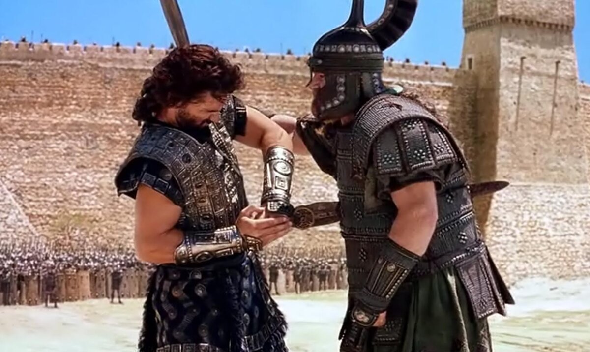 Гектор убивает Менелая, кадр из кинофильма "Троя" 2004 года