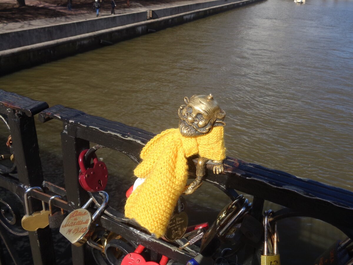 Хомлин Дедушка Карл ещё в зимней одежде.