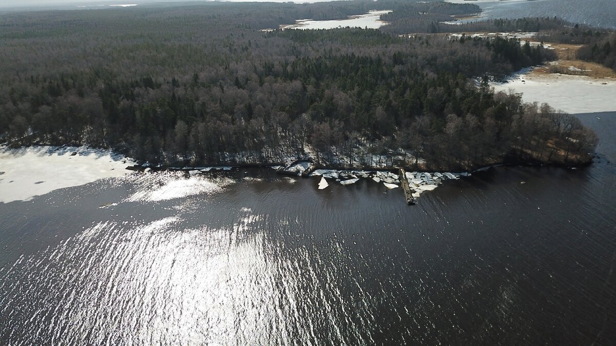 Мыс Южное Копье, вид сверху на старую гавань и пирс.