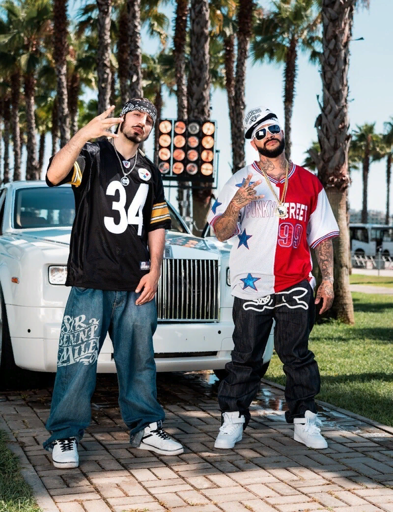 Полное имя Амин Чипинкос.Начиная с 2000х делает рэп музыку.Выпустил около 70 альбомов.Доход получает от разных компаний которые используют его музыку к иностранным фильмам и сериалам,дружит с тимати а также дает концерты по всей России. Годовой доход – 10 млн. рублей. 