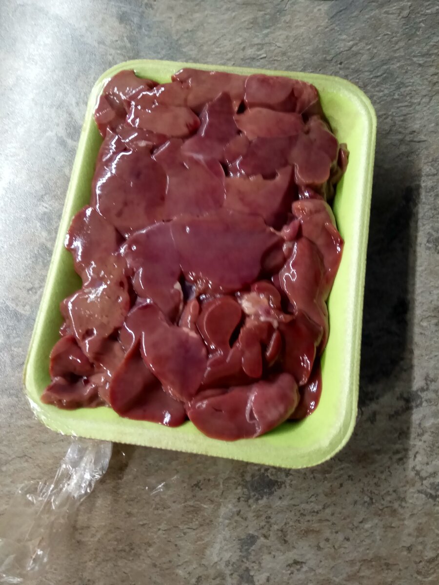 Берем куриную печень.
