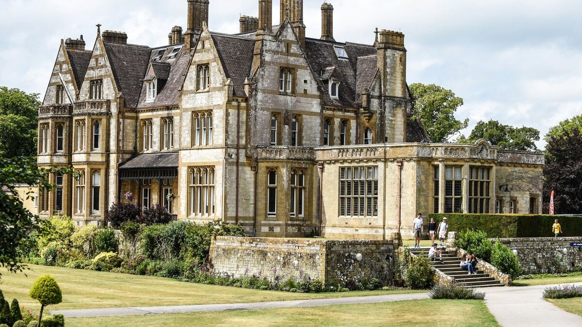 Iwerne House Главный усадебный дом семьи Исмей в Иверне. 