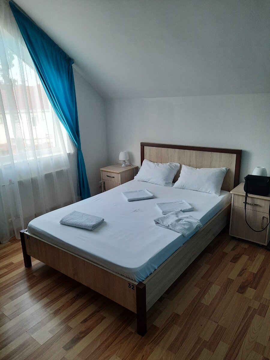 Номер,фото автора канала 