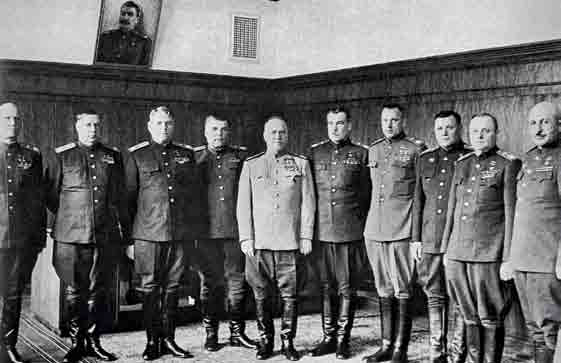 Командующие советских фронтов (слева – направо): маршалы Конев, Толбухин, Василевский, Малиновский, Жуков, Говоров, Рокоссовский, генерал Ерёменко, маршал Мерецков, генерал Баграмян. 1945 год