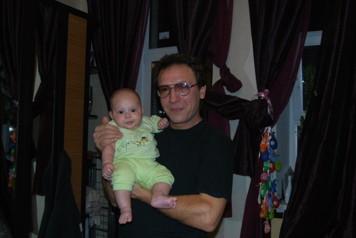 Сын с дедом, откуда же он взялся?)