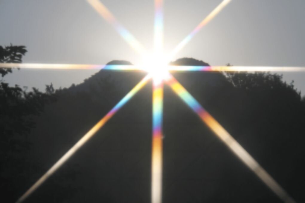 Объектив поймал идеальную снежинку  света.  Второе фото  ярче