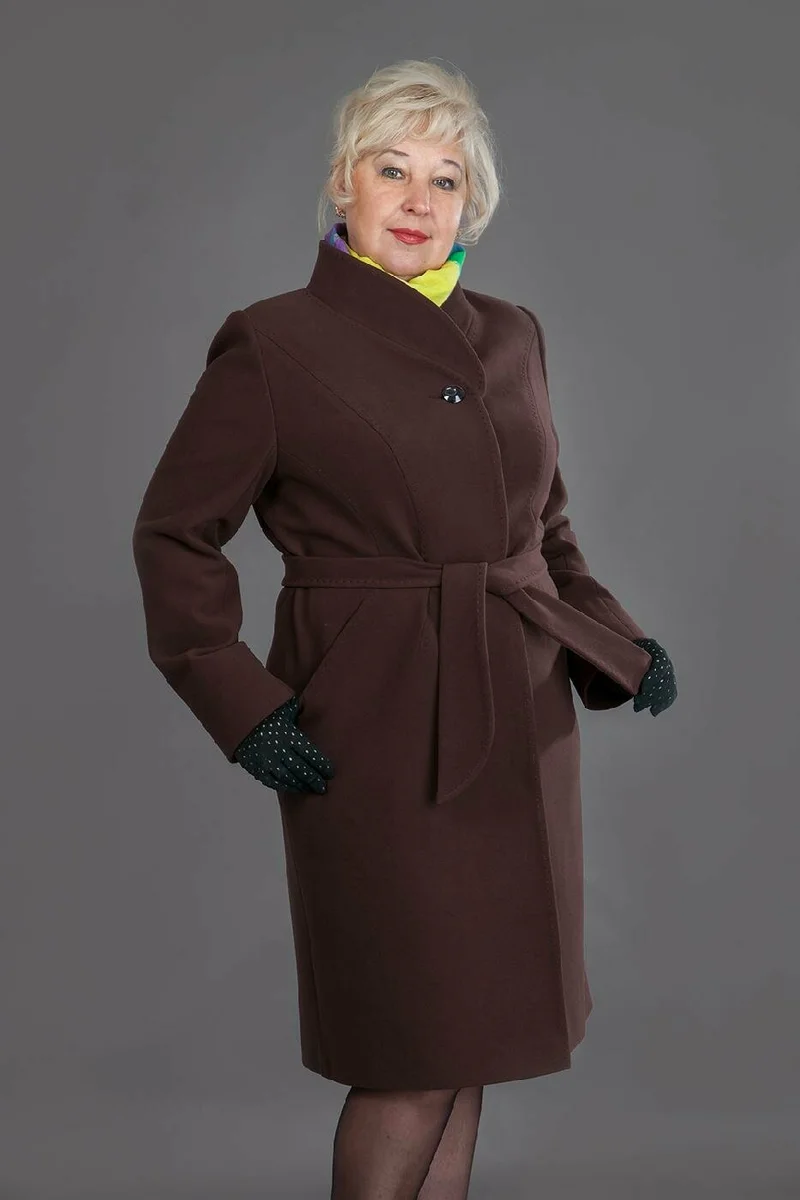 Работа женщины после 60 лет. Пальто для женщин 60 лет. Элегантное пальто для женщины 50 лет. Женское пальто для пожилых женщин. Демисезонное пальто для женщин после 50 лет.