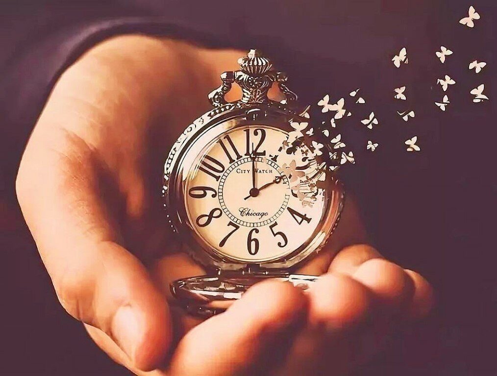 То есть часы. Красивые часы. А время уходит. Человек часы. Трата времени