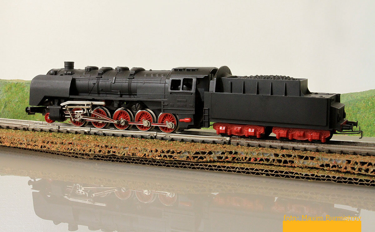 Локомотив огромный, длиннющий (целых 270 мм!), в него можно играть даже без вагонов!