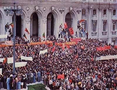Португальскую "революцию гвоздик" 25 апреля 1974 можно не без оснований назвать самой красивой революцией в мире.
Как и почему она произошла?-11