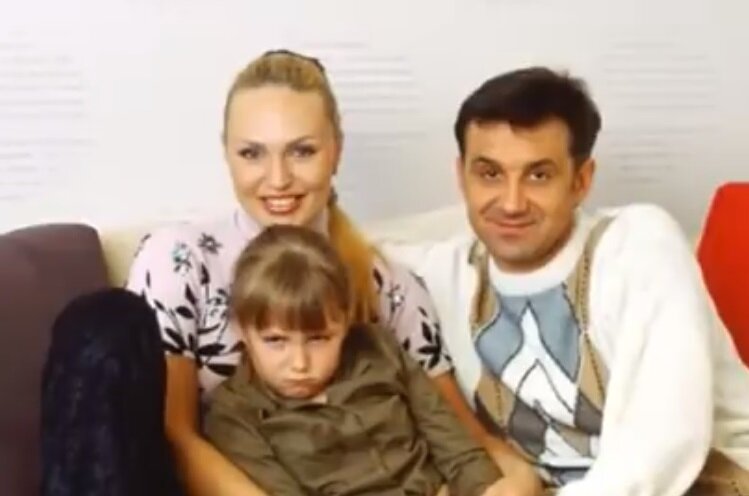 Алла Довлатова с первым мужем Дмитрием Лютым и дочкой Сашей
