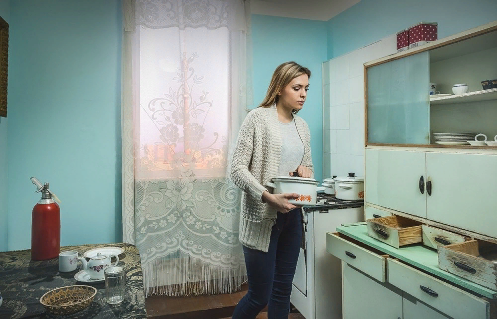 Женщина в старой квартире. Коммуналка. Женщина в старой квартире. Старая коммунальная квартира. Старушка в квартире.