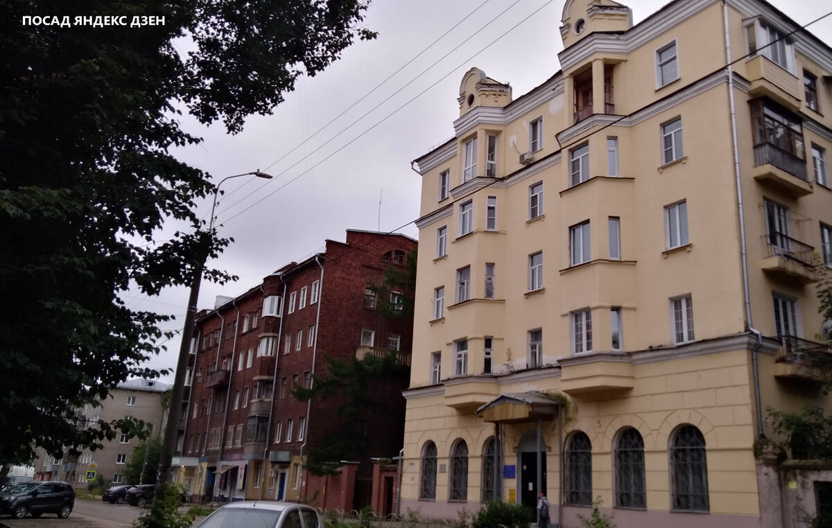 Дом стоит и поныне (без малого 100 лет). Выбрать тот же ракурс не получилось из-за плотной застройки. Интересующий нас дом - слева, из красного кирпича.