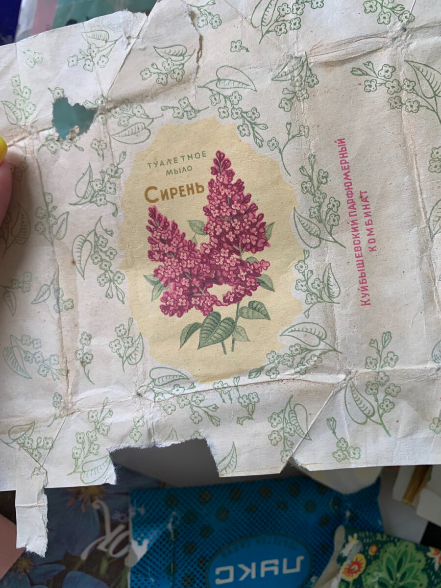 Некоторое мыло попадает ко мне в ужасном состоянии, но этикеточки очень красивые!