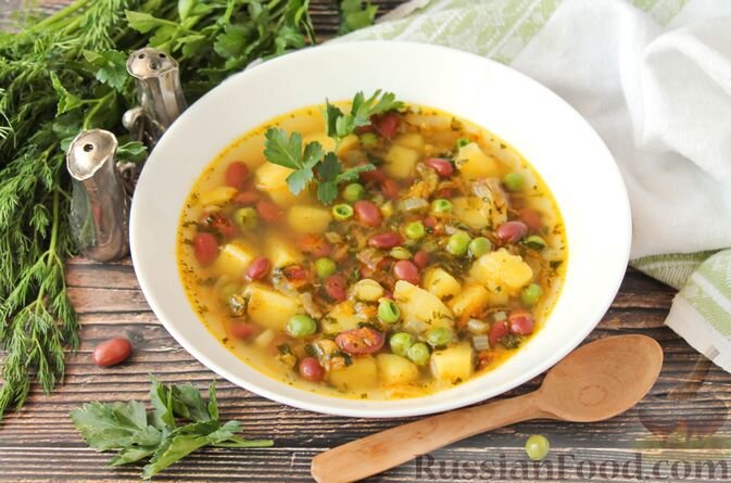 курица (любые части), фасоль консервированная, шпинат, горошек зелёный замороженный, картофель, морковь, лук репчатый, сельдерей черешковый, чеснок, зелень, лавровый лист, соль, перец чёрный молотый, масло растительное, вода