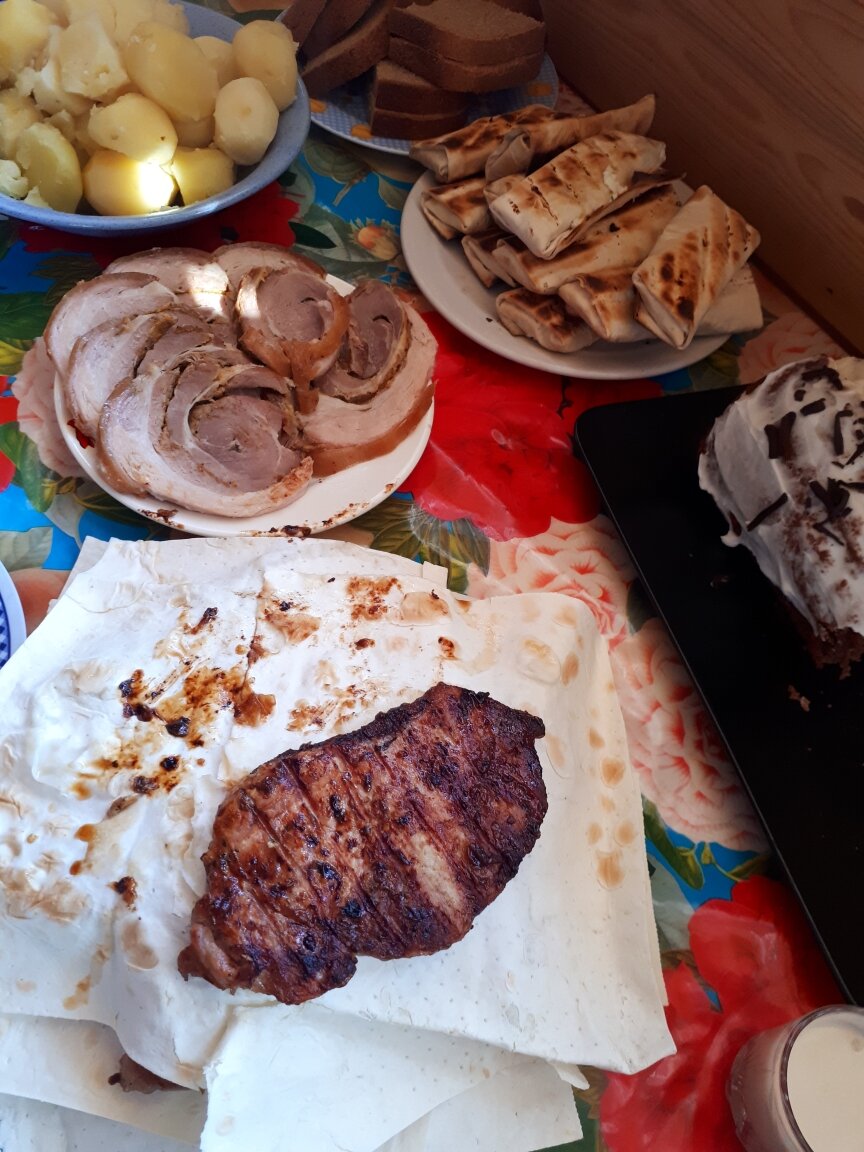 Наш первый праздничный, не большой стол в дачном сезоне 2021г