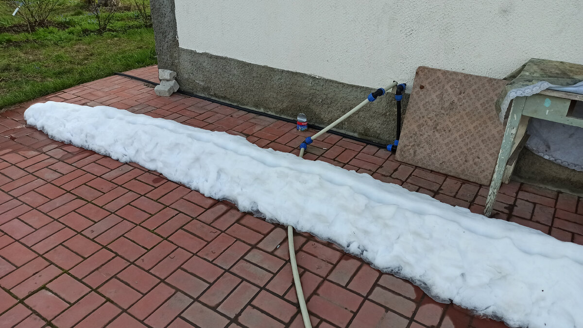 Фото автора. Через 2 дня после снегопада в тени домов лежит снег, упавший с крыши