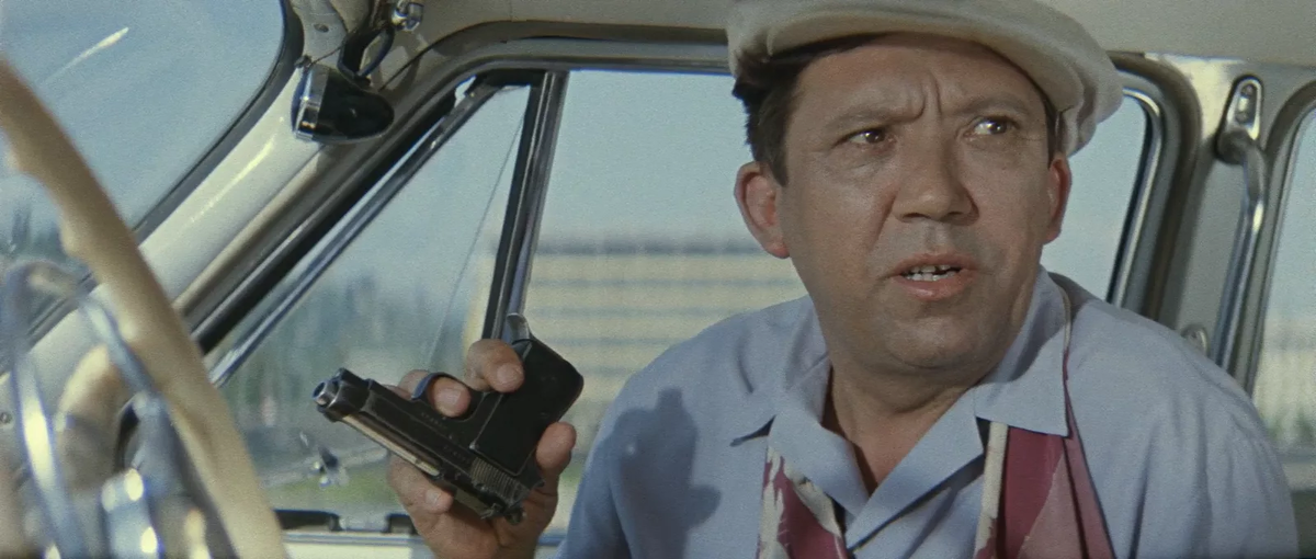 Юрий Никулин в комедии "Бриллиантовая рука" 