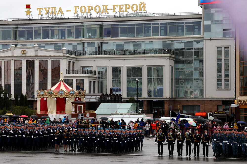 Дождь старательно заливал Тулу третьи сутки подряд. Дневальные в эшелоне сначала кутались в плащ-палатки, потом решили спрятаться в тамбурах, и открывать двери по  мере необходимости. Кажется, что температура едва переваливала за ноль. Ранним утром в тумане мы вновь поехали на платформу, туман не хотел рассеиваться до последнего, но к 7 утра, сменившийся караул сообщил, что небо проясняется. Мы решили прогуляться и посмотреть на парад. Его изюминкой обещала стать авиация, но низкие тучи ничего хорошего не предвещали. Порадовало обилие техники, все же оружейная столица России, не порадовало прохождение колонн. После прошли вертушки. Люди ждали «Русских витязей», но так и не дождавшись разошлись.  Моя привычка не выключать камеру сыграла мне на руку. Они прилетели. С Днем Победы! Будем жить!
