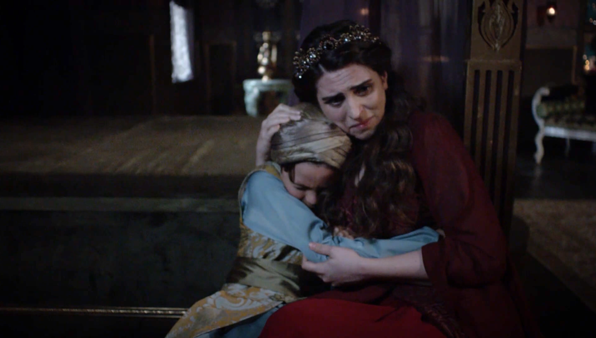 Салиха Дилашуб и её сын Сулейман. Мятежники ворвались в покои Кёсем-султан, где нашли их.