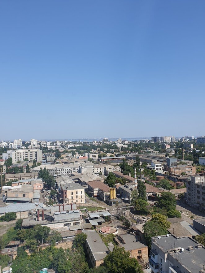 Вид из комнаты (вдали видно немного моря)