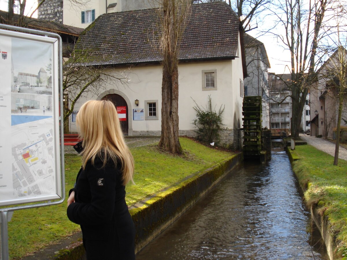 и с блондинкой он был недолго