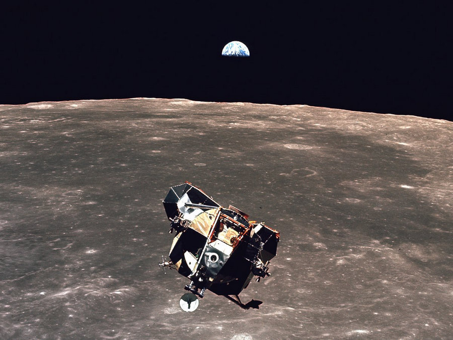 Фотография Земли на фоне Луны была снята 21 июля 1969 года членом экипажа "Апполон-11" Майклом Коллинзом. Взято из Яндекс-картинок