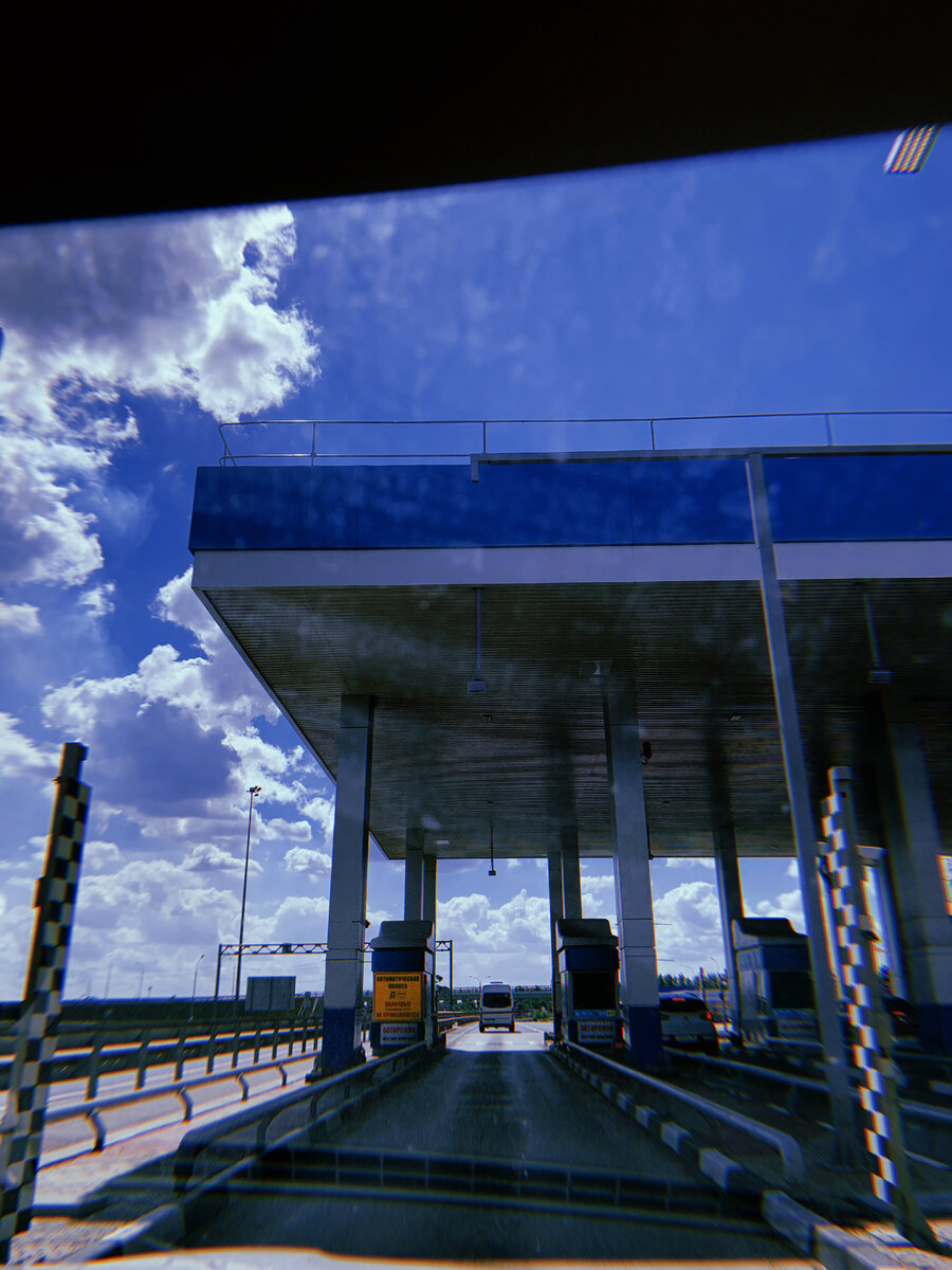 Кладете под стекло транспондер и медленно проезжаете без остановки 30км.