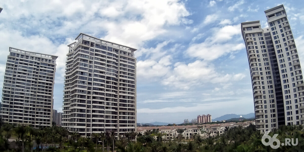 Говорят, лет 20 назад это всё было рыбацкой деревушкой. Сейчас на этом месте небоскребы, 8-полосные шоссе с разделителями и отбойниками. Именно поэтому когда я слышу: «Смотрите, как меняется Екатеринбург!» — уже даже не смеюсь. Тут просто можно вспомнить, когда последний раз город и окрестности прорезал 8-полосный хайвей и сколько небоскребов возведено за последние 15 лет. Фото: 66.RU