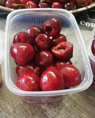 Выбираем вот такие ягоды. Они нам пригодятся.